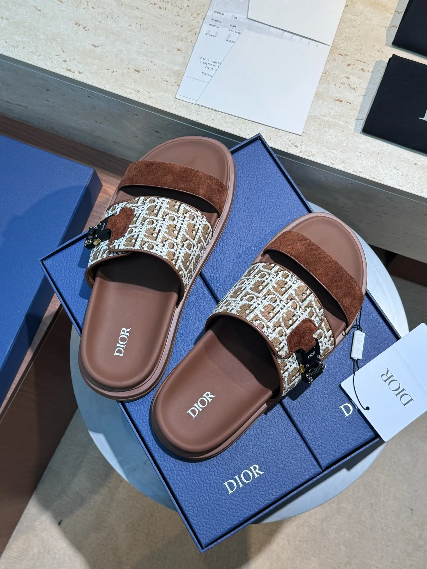 Factory price: 340💰Djia Aqua men's slippers and sandals, Dior's Aqua sandals are elegant and casual. The cross-strap design is reinterpreted in CD Diamond canvas, inspired by the brand's archives. Finished with a branded logo and tonal notch sole, they can be worn easily with shorts or jeans for a sophisticated look. Cowhide spliced ​​canvas + cowhide lining + rubber outsole Size: 39-44 (38 45 customized)